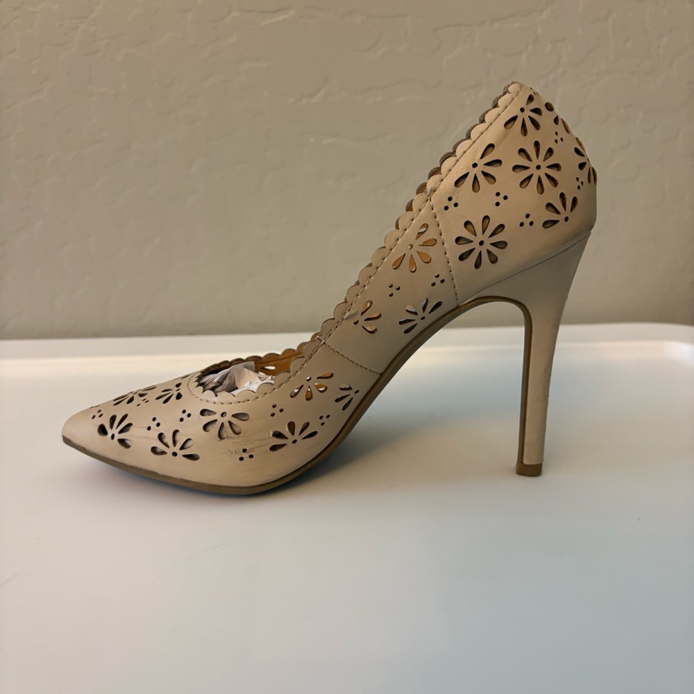 LC Lauren Conrad Confetti Ivory flower laser cut out stiletto heels size 6 - Picture 6 of 16